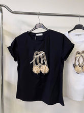 Kép betöltése a galériamegjelenítőbe: 7330 FLOWER SHOES pamut póló
