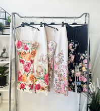 Kép betöltése a galériamegjelenítőbe: 003442 HANNA virágos top + nadrág szett
