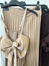 Kép betöltése a galériamegjelenítőbe: 10159 ALIANA top + pliszírozott nadrág szett
