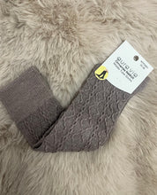 Kép betöltése a galériamegjelenítőbe: 2001 Fonott mintás térdzokni
