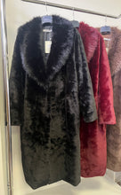 Kép betöltése a galériamegjelenítőbe: 230121 HELENA műszőrme bunda
