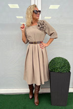 Kép betöltése a galériamegjelenítőbe: 36053 MARGOT szövet ruha virág dísszel
