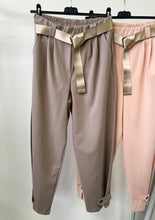 Kép betöltése a galériamegjelenítőbe: 7048/52693 HAILEY gombos szárú nadrág
