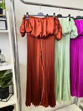 Kép betöltése a galériamegjelenítőbe: 10102 BETTA szatén nadrág+top szett
