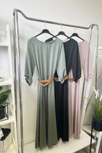 Kép betöltése a galériamegjelenítőbe: 3707 DONNA szaténselyem hatású öves ruha
