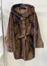 Kép betöltése a galériamegjelenítőbe: 8811-1 BARBARA nerc hatású műszőr kabát
