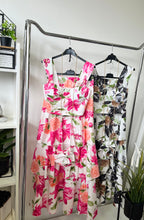 Kép betöltése a galériamegjelenítőbe: 7223 MARGARITA virág mintás szett kistáskával
