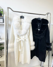 Kép betöltése a galériamegjelenítőbe: 8873 NARA szőrmés kötős kardigán/kabát
