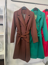 Kép betöltése a galériamegjelenítőbe: 2086 ALÍZ  szövet kabát arany gombokkal
