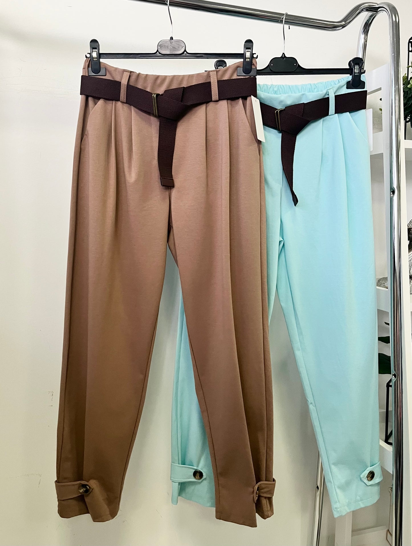 52693 GINA gombos szárú nadrág/barna övvel