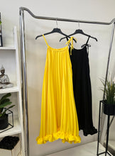 Kép betöltése a galériamegjelenítőbe: 2912 LOLA pliszírozott ruha
