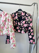 Kép betöltése a galériamegjelenítőbe: 32866 LILLA rózsás rövid állású kis kabát/ zakó
