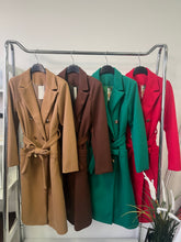 Kép betöltése a galériamegjelenítőbe: 2086 ALÍZ  szövet kabát arany gombokkal
