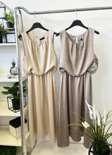 Kép betöltése a galériamegjelenítőbe: 12185 BRIELLE szatén ruha
