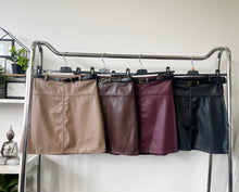 Kép betöltése a galériamegjelenítőbe: 005034 HENY műbőr szoknya
