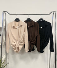 Kép betöltése a galériamegjelenítőbe: 7988 STRASSZOS GIGI szatén blúz
