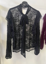 Kép betöltése a galériamegjelenítőbe: 4695 MERCY kötős nyakú csipke blúz
