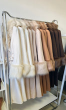 Kép betöltése a galériamegjelenítőbe: 90412 TAMARA szövetkabát műszőrmével
