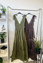 Kép betöltése a galériamegjelenítőbe: 4359 HELGA vállán masnis műselyem ruha
