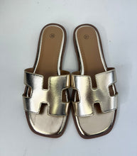 Kép betöltése a galériamegjelenítőbe: PS50 REA arany papucs
