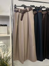 Kép betöltése a galériamegjelenítőbe: 33206 MIA bőszárú őszi nadrág
