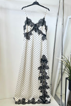 Kép betöltése a galériamegjelenítőbe: 7225 ROBERTA pöttyös csipkés pántos szatén ruha
