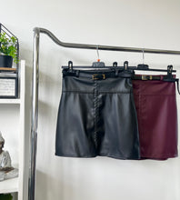 Kép betöltése a galériamegjelenítőbe: 005034 HENY műbőr szoknya
