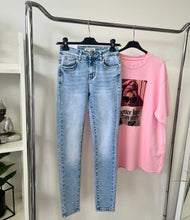 Kép betöltése a galériamegjelenítőbe: 3299 RONY skinny farmer nadrág
