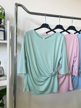 Kép betöltése a galériamegjelenítőbe: 7439 LEA oldalt húzott felső
