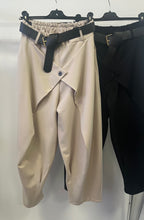 Kép betöltése a galériamegjelenítőbe: 51097 LANA ülepes pamut nadrág
