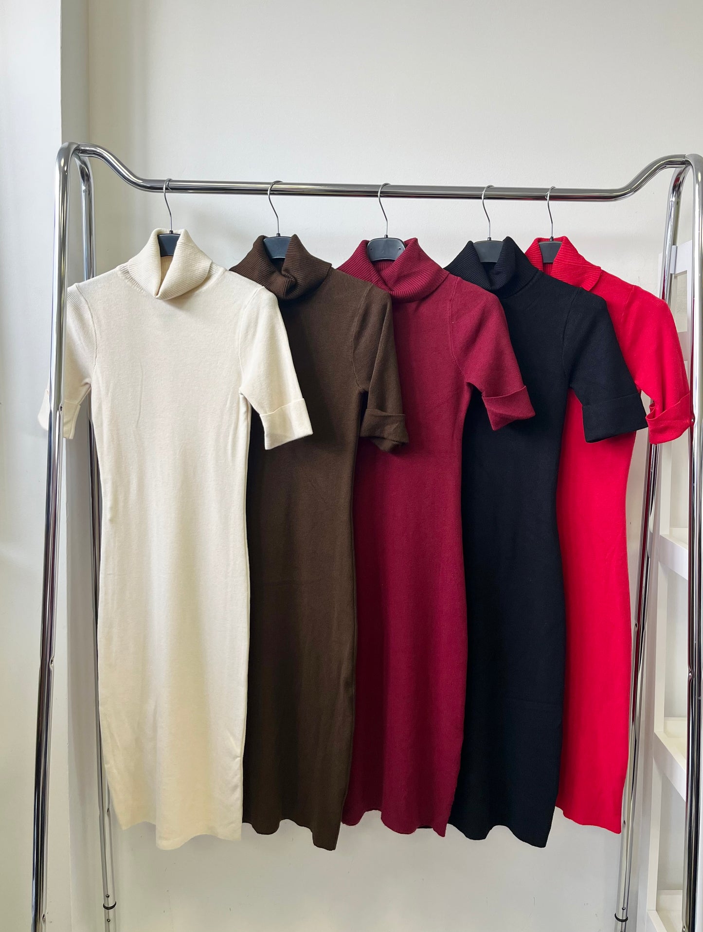 5151 SISSY rövid ujjú basic kötött garbó ruha