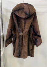 Kép betöltése a galériamegjelenítőbe: 8811-1 BARBARA nerc hatású műszőr kabát
