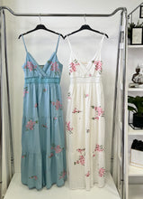 Kép betöltése a galériamegjelenítőbe: 80119 BARI pántos hímzett vászon ruha
