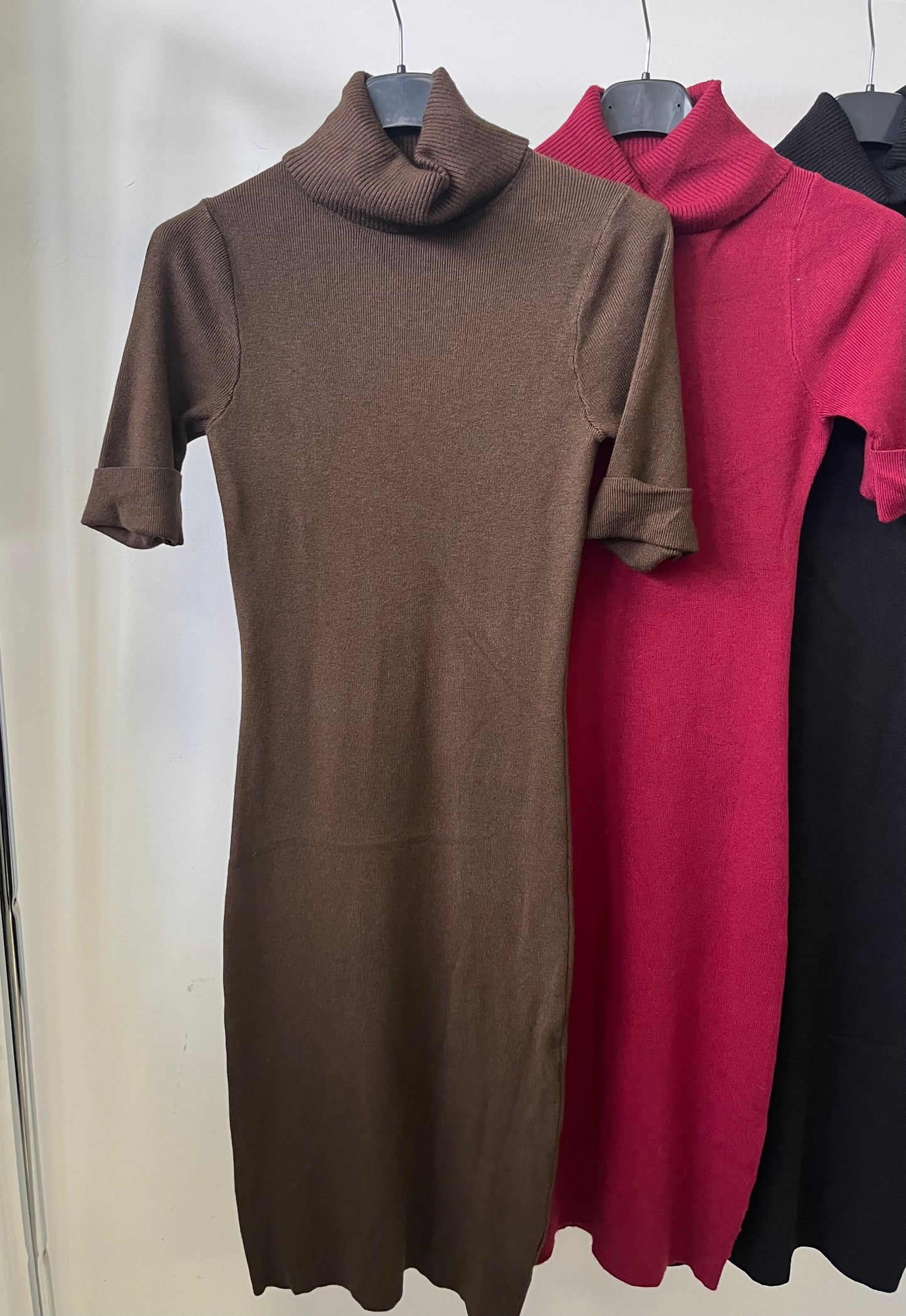 5151 SISSY rövid ujjú basic kötött garbó ruha