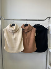 Kép betöltése a galériamegjelenítőbe: 3038 BIANCA cipzáros , oldalt gombos kötött mellèny
