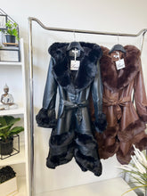 Kép betöltése a galériamegjelenítőbe: 22009 GINA  harang szoknyás műbőr szőrmés kabát
