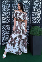 Kép betöltése a galériamegjelenítőbe: 4721 BELLA fodros vállú barna mintás ruha
