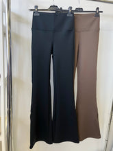 Kép betöltése a galériamegjelenítőbe: 8571 BUNDÁS trapéz szárú leggings
