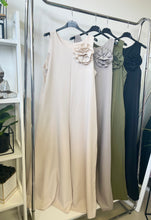 Kép betöltése a galériamegjelenítőbe: 58087 LIDIA zsebes extra bőszárú overál brossal
