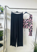 Kép betöltése a galériamegjelenítőbe: 7331 CARINA pliszírozott nadrág
