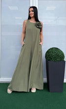 Kép betöltése a galériamegjelenítőbe: 58087 LIDIA zsebes extra bőszárú overál brossal
