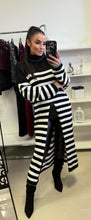 Kép betöltése a galériamegjelenítőbe: 22100 CSÍKOS sliccelt garbó maxi pulóver
