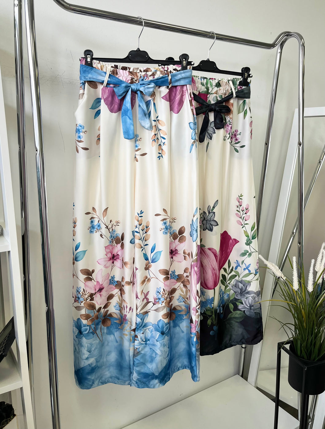 10893 ORSY virágos szatén nadrág