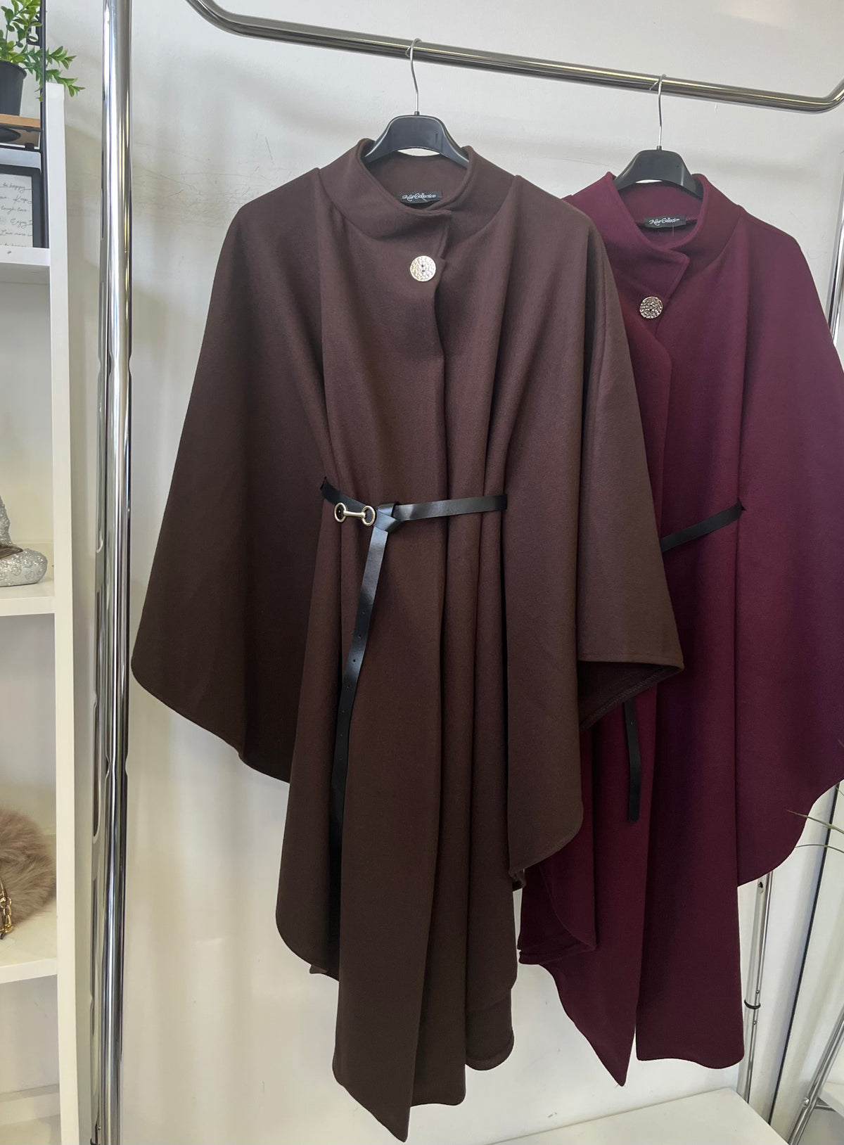 26388 AMORA elegáns hosszú poncsó övvel