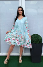 Kép betöltése a galériamegjelenítőbe: 10659 VIRÁG mintás V nyakú ruha
