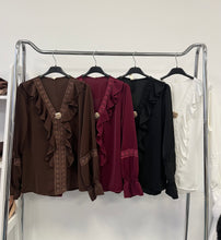 Kép betöltése a galériamegjelenítőbe: 8738 PETRA fodros blúz brossal
