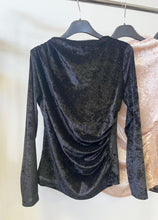 Kép betöltése a galériamegjelenítőbe: 37010 REA strasszköves húzott vállú felső
