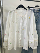 Kép betöltése a galériamegjelenítőbe: 3353 LETTY apró virágos hímzett ing
