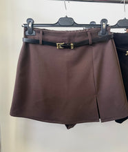 Kép betöltése a galériamegjelenítőbe: 43362 DENY öves szoknya/sort
