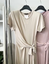 Kép betöltése a galériamegjelenítőbe: 12063 ERICA oldalt kötős rövid ujjú ruha
